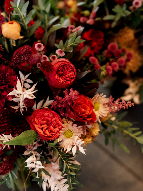 tummanpunainen kukkakimppu